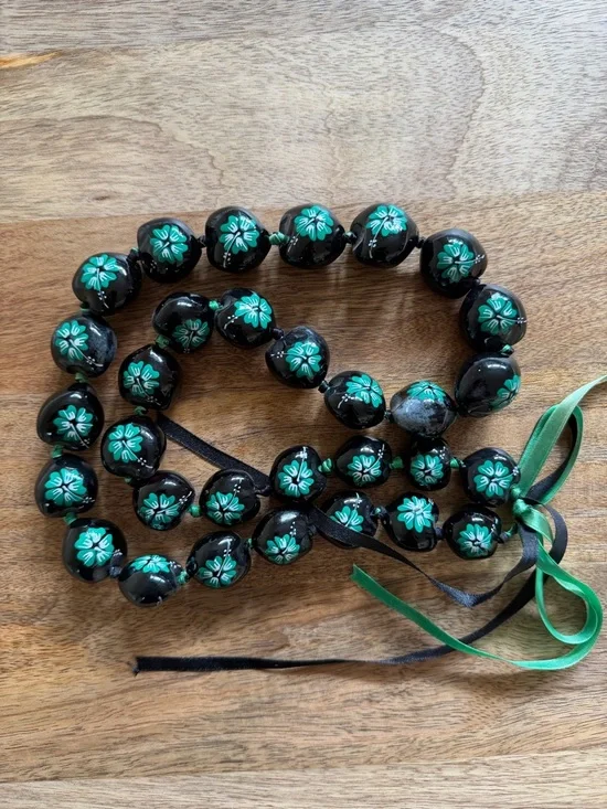 Hawaiian Kukui Nut Lei Green & Black Color Hibiscus Flower Necklace - Picture 2 of 4